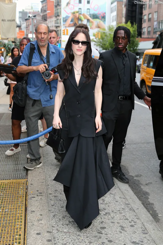 Rachel Brosnahan photo 3 of 1301
