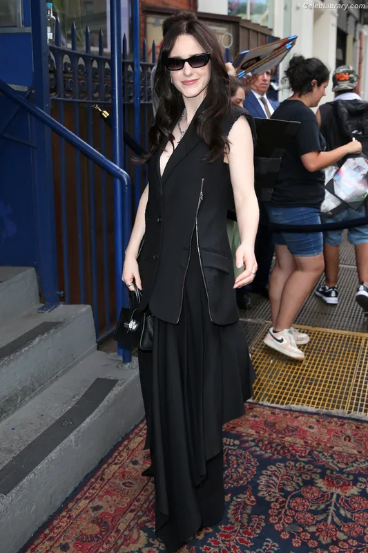 Rachel Brosnahan photo 4 of 1301