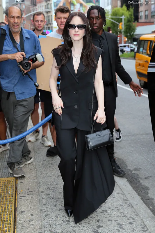 Rachel Brosnahan photo 7 of 1301