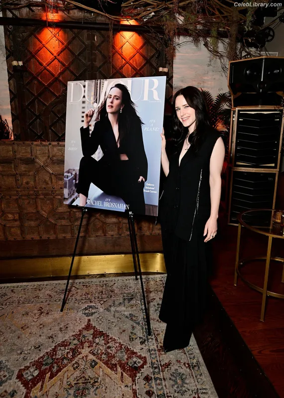 Rachel Brosnahan photo 8 of 1301
