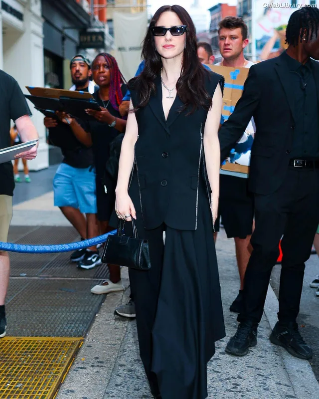 Rachel Brosnahan photo 14 of 1301