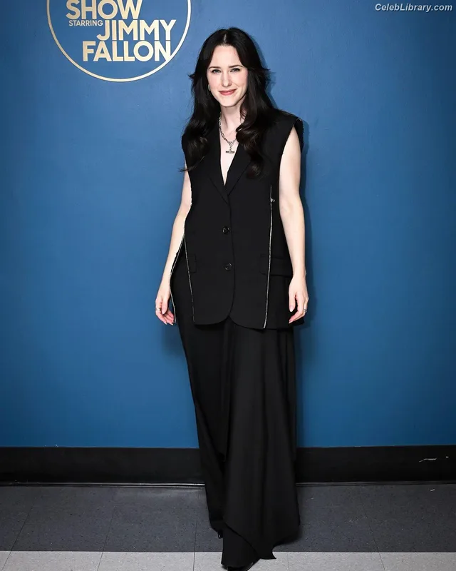Rachel Brosnahan photo 20 of 1301