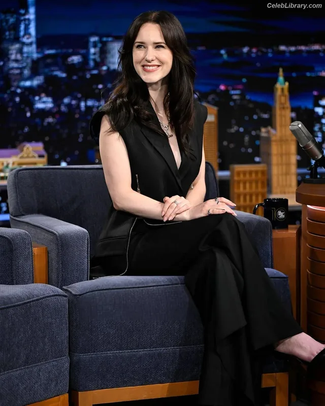 Rachel Brosnahan photo 2 of 1301