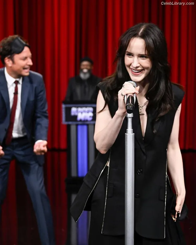 Rachel Brosnahan photo 4 of 1301