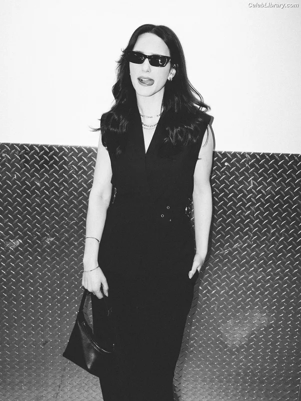 Rachel Brosnahan photo 7 of 1301