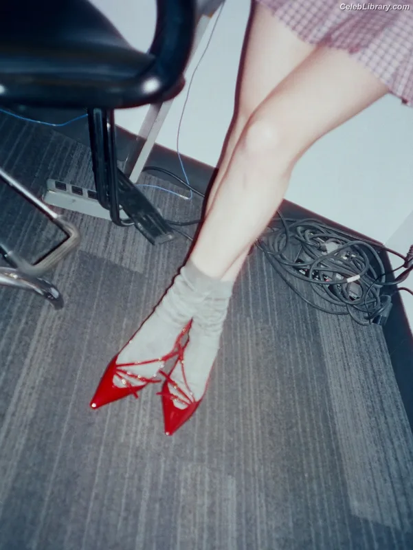 Rachel Brosnahan photo 9 of 1301
