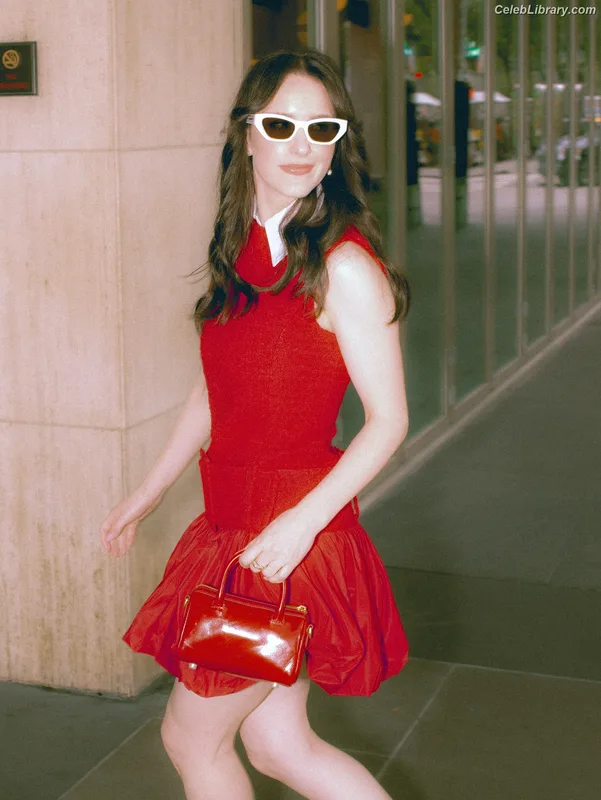 Rachel Brosnahan photo 17 of 1301