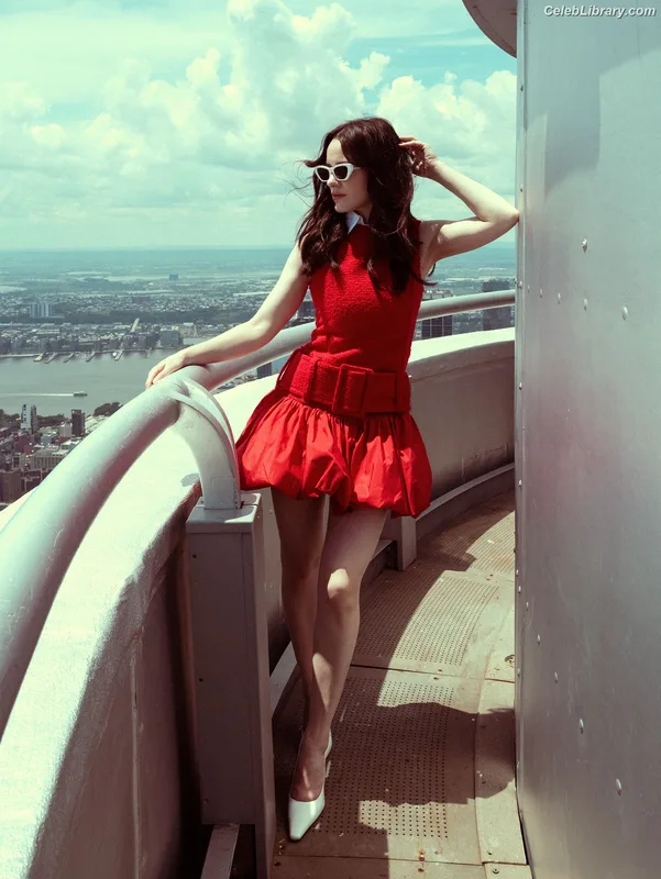 Rachel Brosnahan photo 19 of 1301
