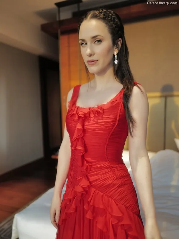 Rachel Brosnahan photo 22 of 1301