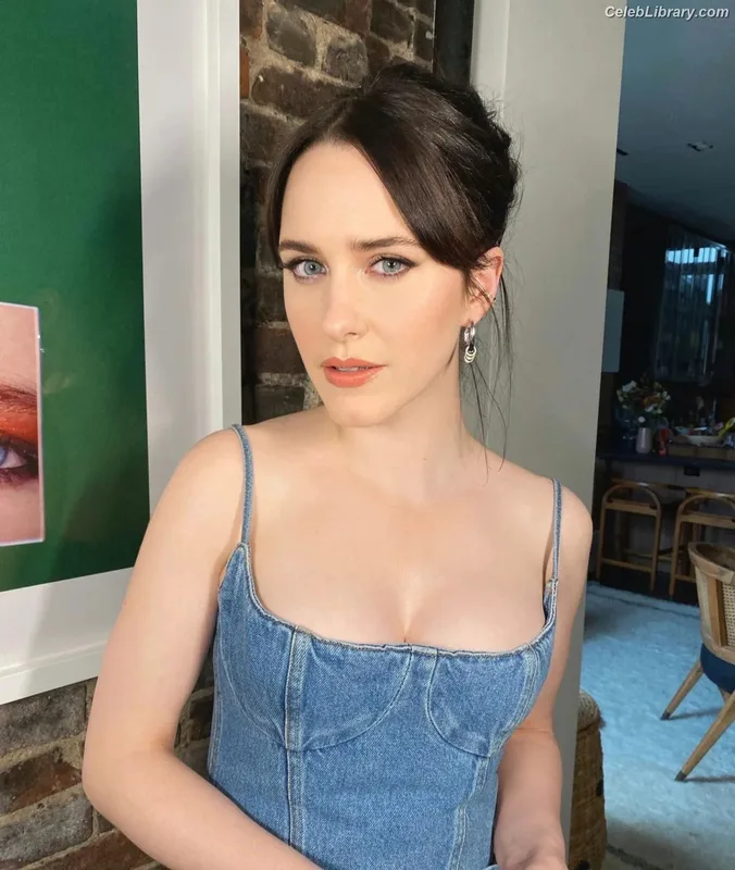 Rachel Brosnahan photo 11 of 1301