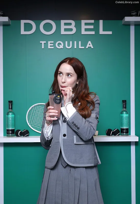Rachel Brosnahan photo 19 of 1301