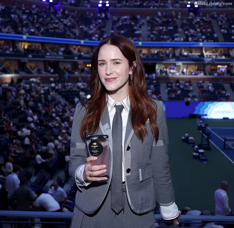 Rachel Brosnahan photo 21 of 1301