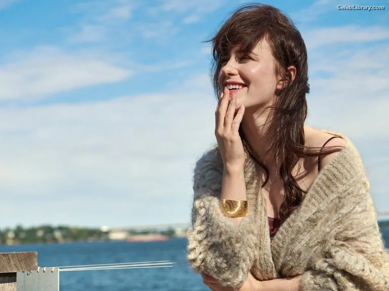 Rachel Brosnahan photo 19 of 1301