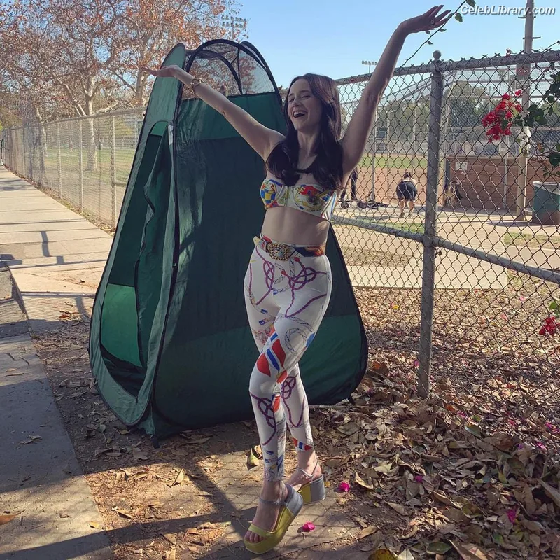 Rachel Brosnahan photo 14 of 1301