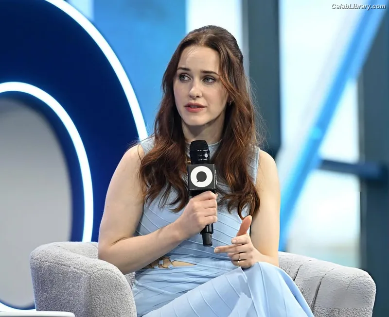 Rachel Brosnahan photo 4 of 1301
