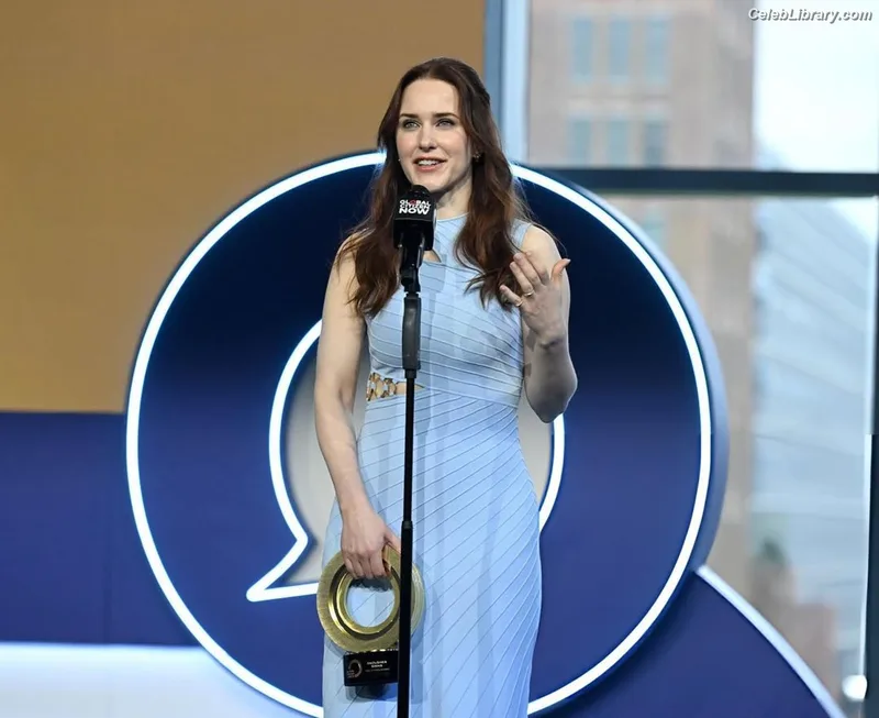 Rachel Brosnahan photo 6 of 1301