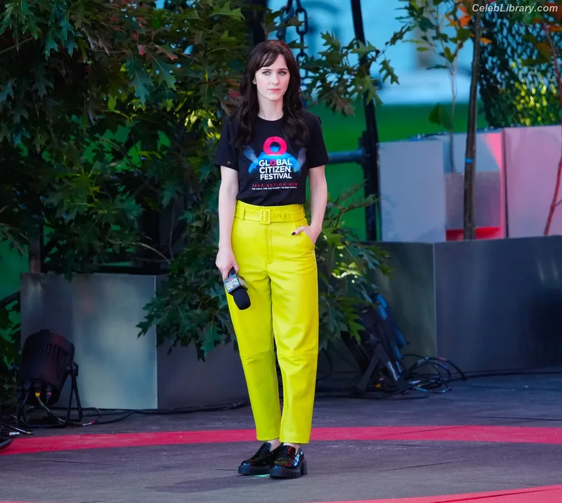 Rachel Brosnahan photo 23 of 1301