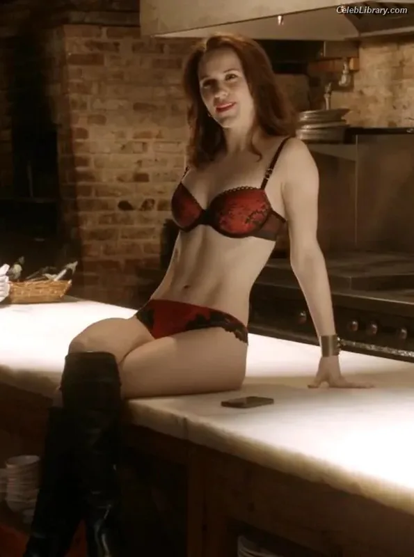 Rachel Brosnahan photo 2 of 1301