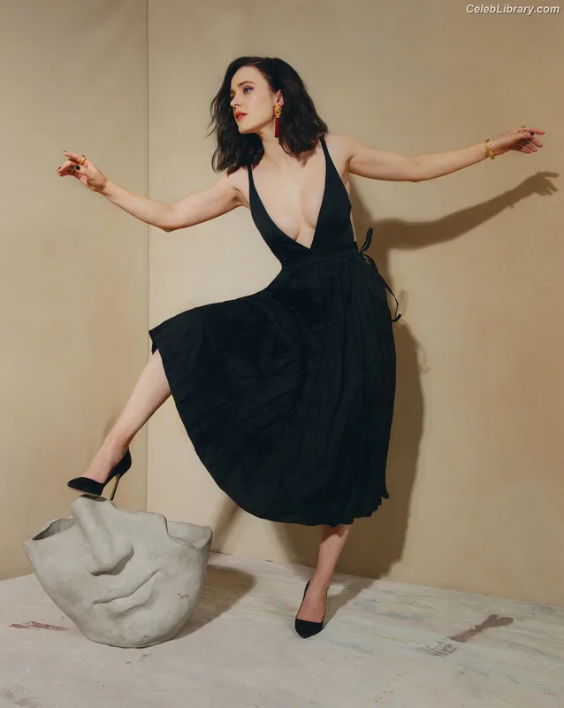 Rachel Brosnahan photo 8 of 1301