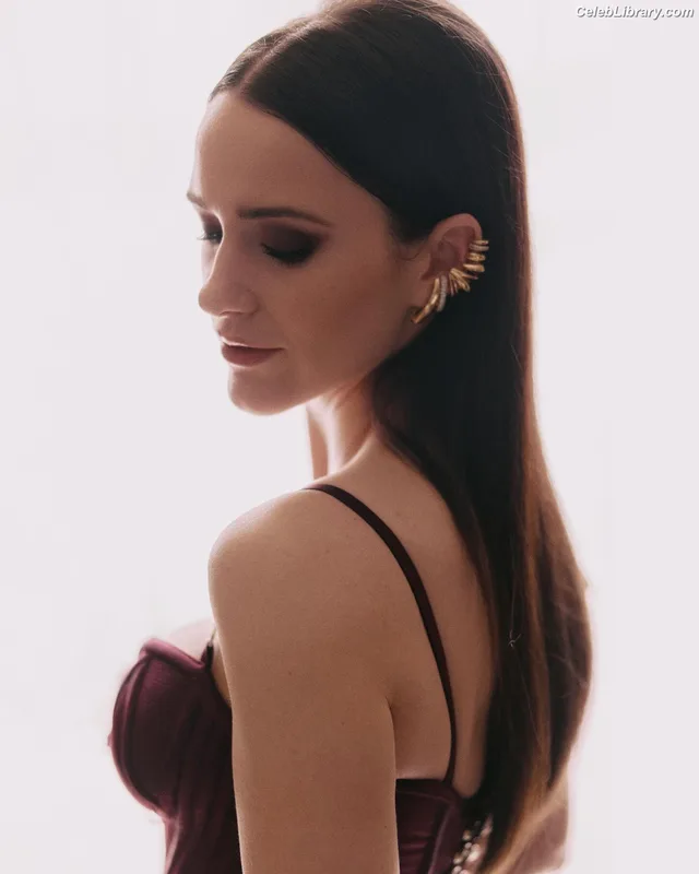 Rachel Brosnahan photo 20 of 1301