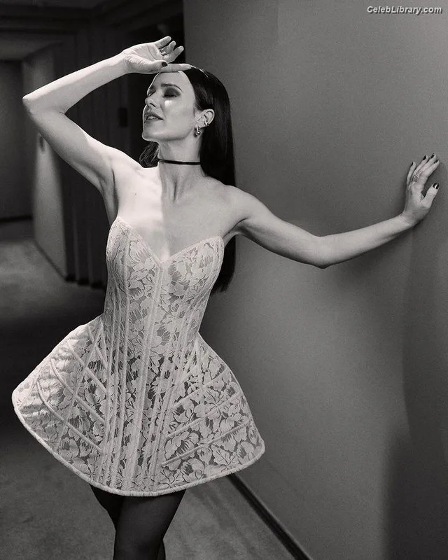 Rachel Brosnahan photo 4 of 1301