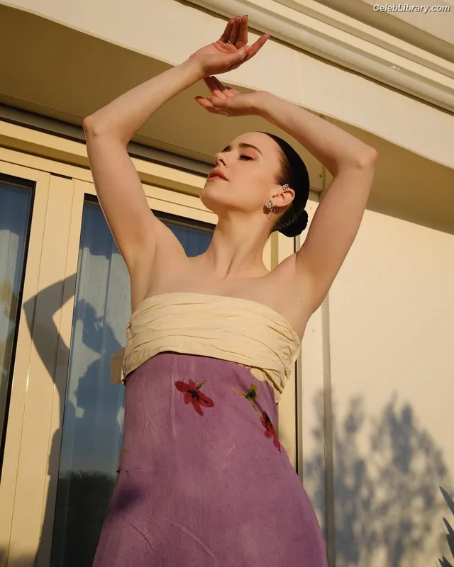 Rachel Brosnahan photo 8 of 1301