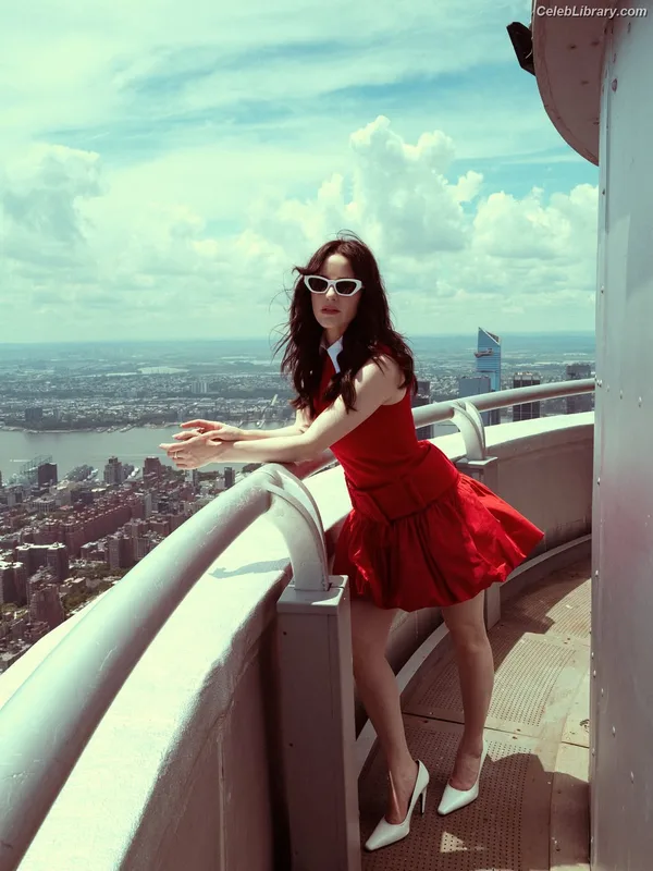 Rachel Brosnahan photo 1 of 1301