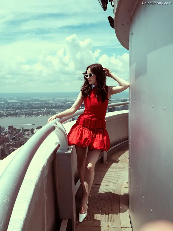 Rachel Brosnahan photo 2 of 1301