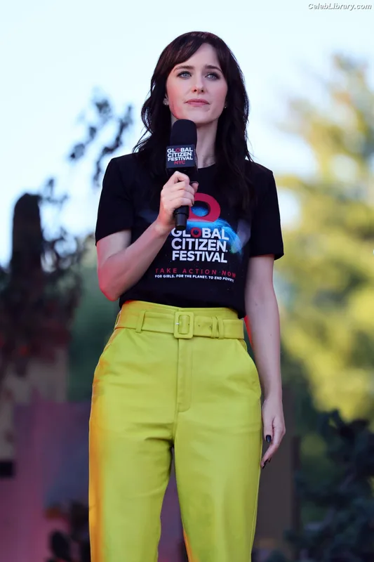 Rachel Brosnahan photo 4 of 1301