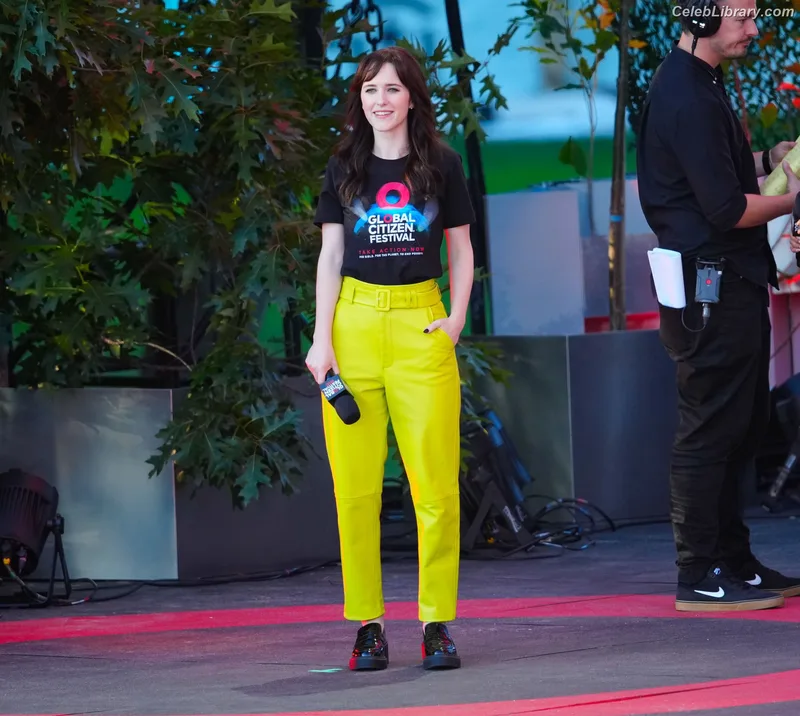Rachel Brosnahan photo 6 of 1301