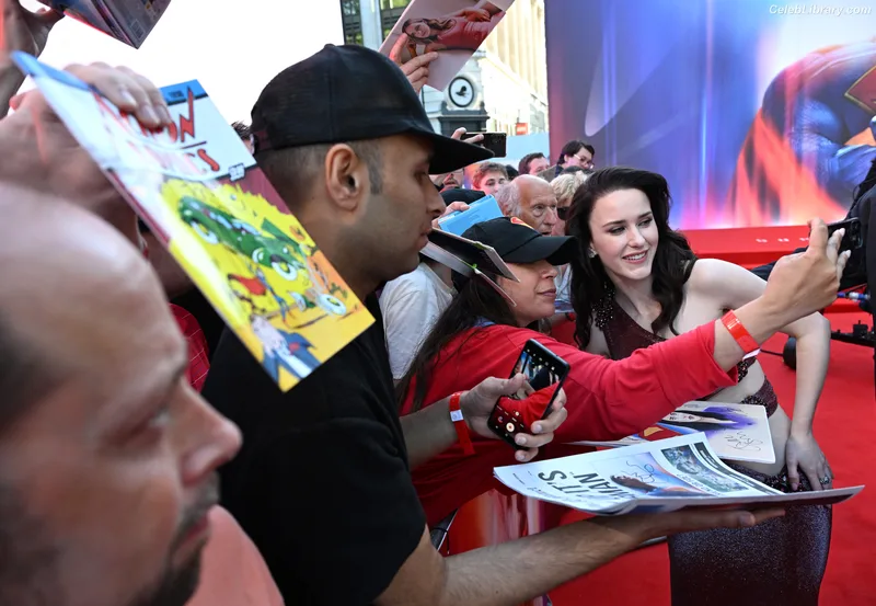 Rachel Brosnahan photo 7 of 1301