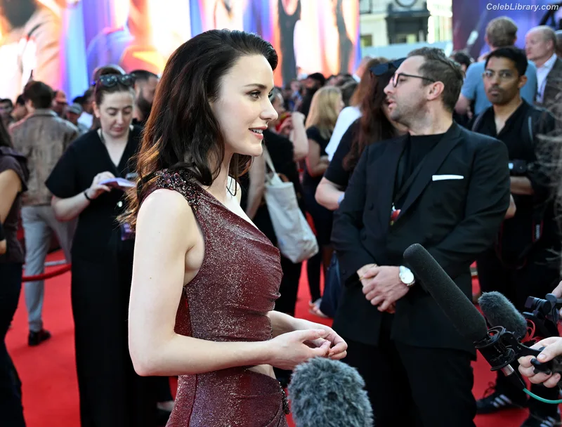 Rachel Brosnahan photo 9 of 1301