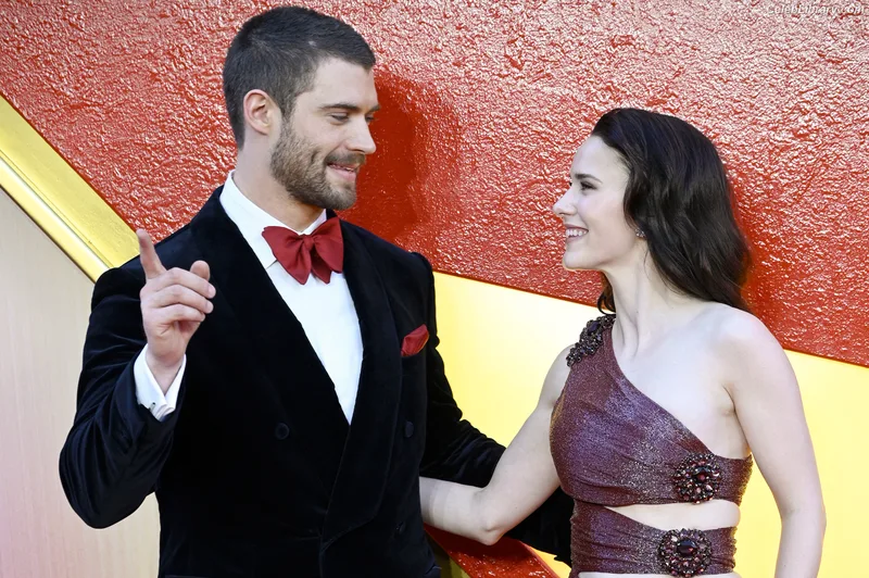 Rachel Brosnahan photo 4 of 1301