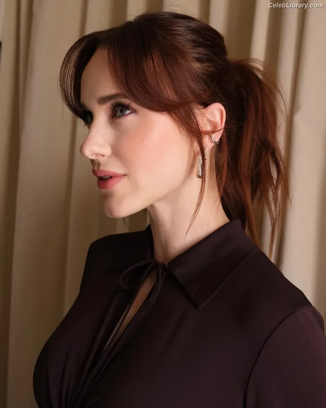 Rachel Brosnahan photo 15 of 1301
