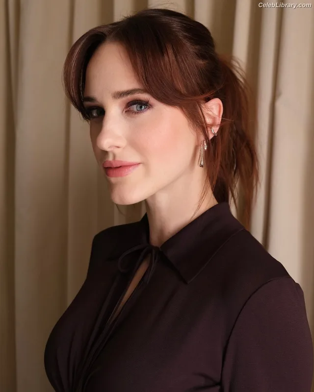 Rachel Brosnahan photo 8 of 1301