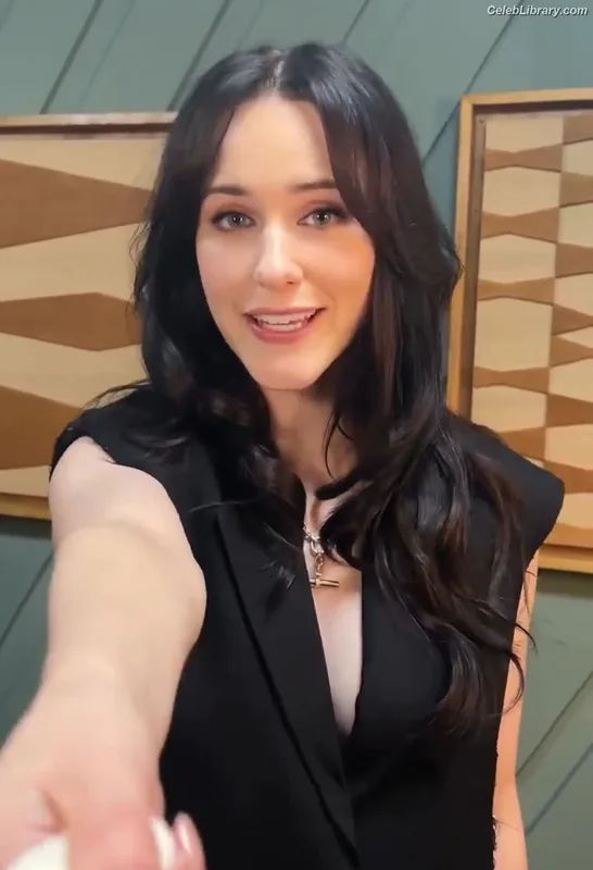 Rachel Brosnahan photo 20 of 1301