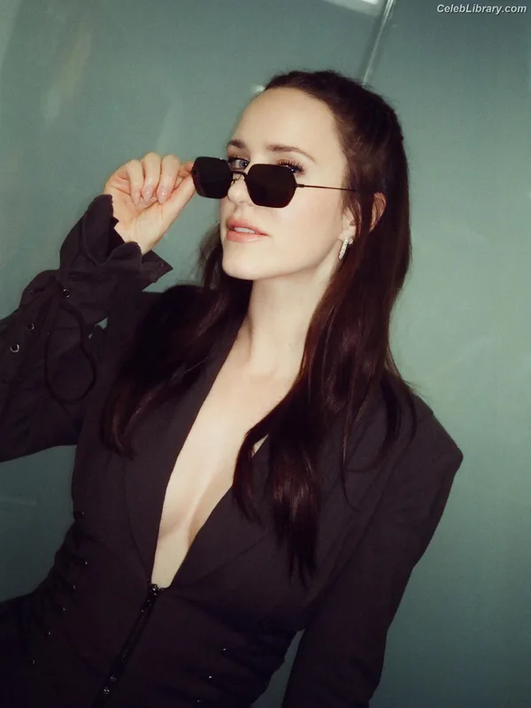 Rachel Brosnahan photo 21 of 1301