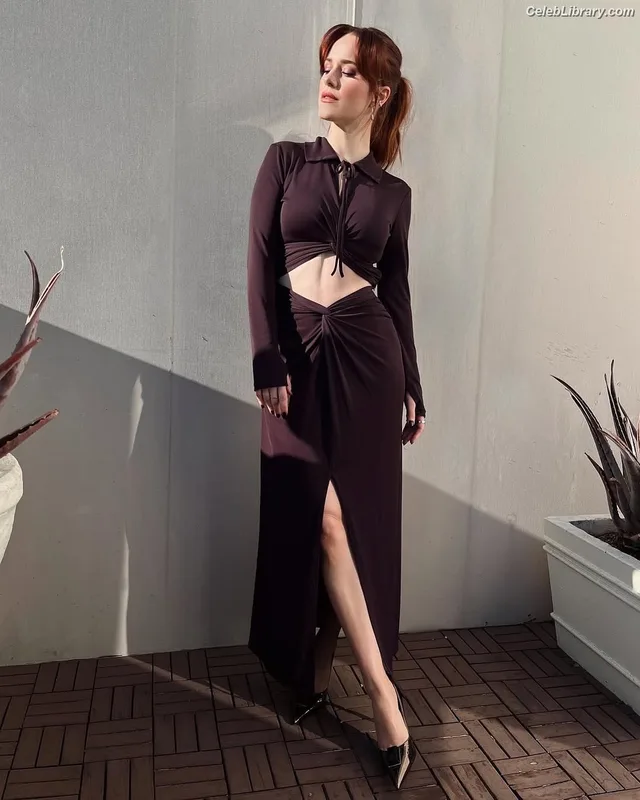 Rachel Brosnahan photo 4 of 1301