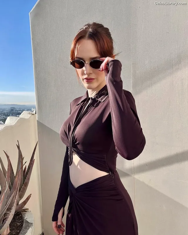 Rachel Brosnahan photo 5 of 1301