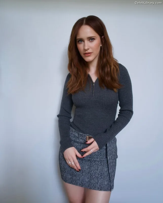 Rachel Brosnahan photo 3 of 1301