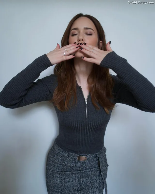 Rachel Brosnahan photo 5 of 1301