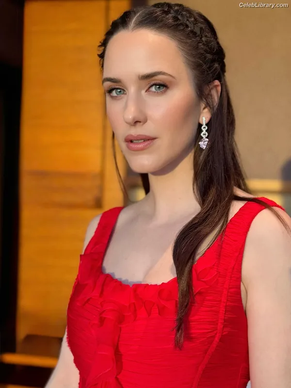 Rachel Brosnahan photo 21 of 1301
