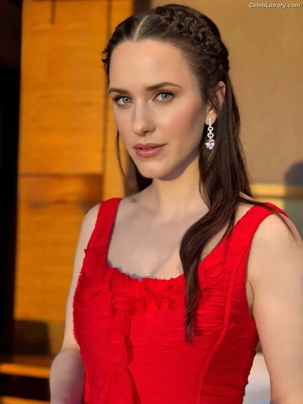 Rachel Brosnahan photo 22 of 1301