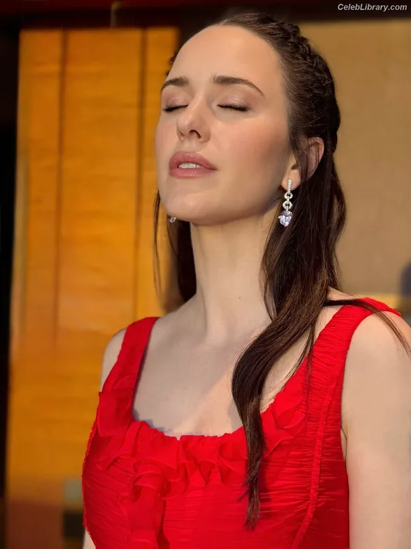 Rachel Brosnahan photo 23 of 1301