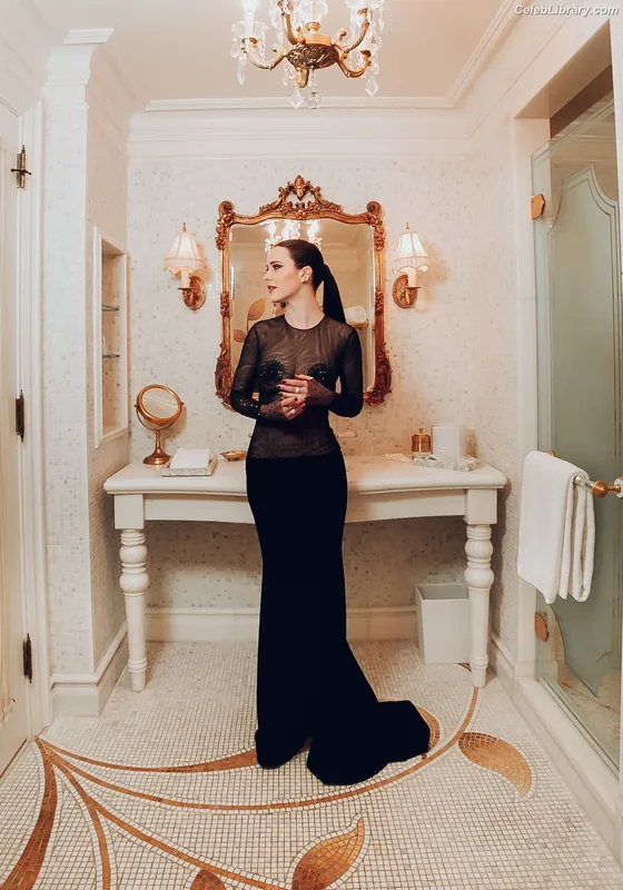 Rachel Brosnahan photo 9 of 1301