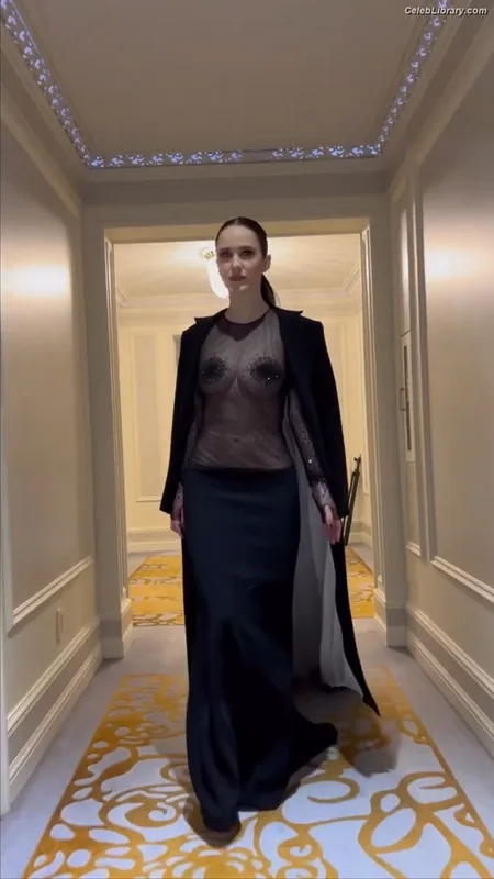 Rachel Brosnahan photo 2 of 1301