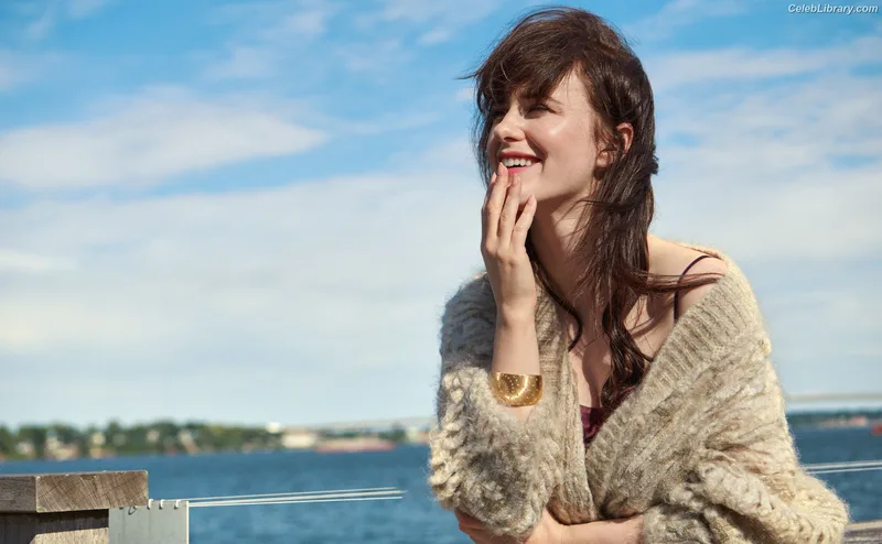Rachel Brosnahan photo 23 of 1301