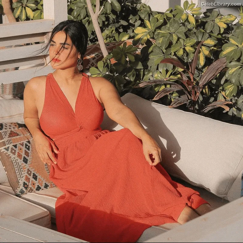 Rania Mansour photo 7 of 83