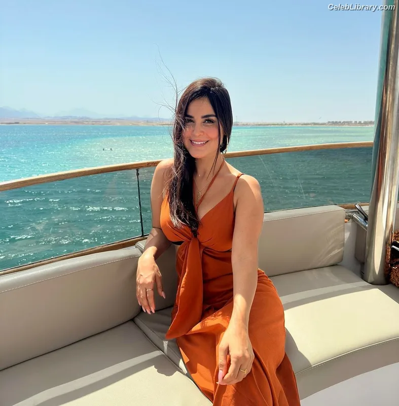 Rania Mansour photo 3 of 83