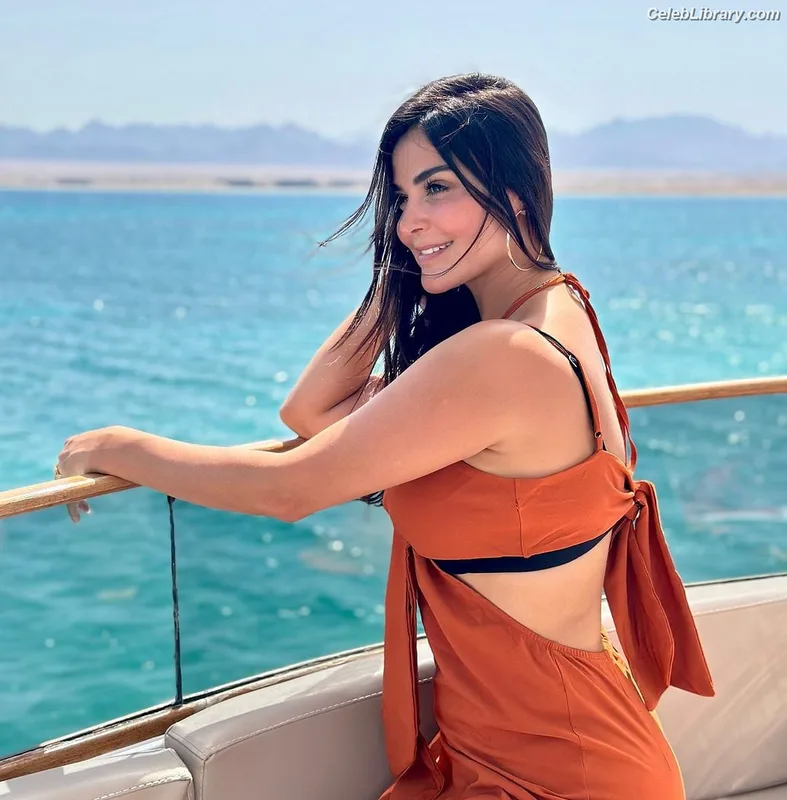 Rania Mansour photo 6 of 83